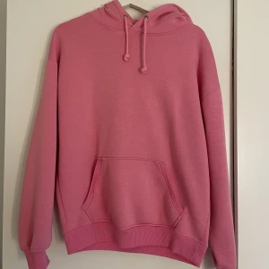 Hoodie - Rosa hoodie från Bikbok! Använd 1 gång.