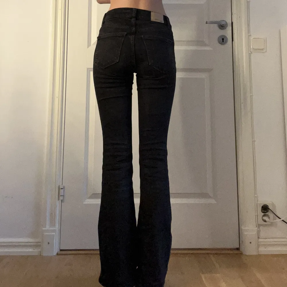 Fina flare jeans från Ginatricot i bra skick. Midjemåttet rakt över är ca 33/34cm. Innerbenslängden är ca 76cm💙. Jeans & Byxor.