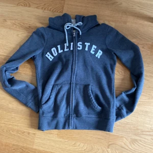 Zip up tröja - En super fin Hollister tröja, storlek S men passar på mig som vanligtvis har xs/s!💓 inga defekter (Smutsen är på spegeln inte på tröjan)