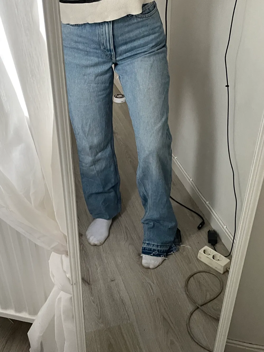 Säljer mina Weekday jeans. Sparsamt använda. De är för låna på mig så vikt upp där nere. Bild nr 2 visar hur de egentligen ska sitta 😅. Jeans & Byxor.