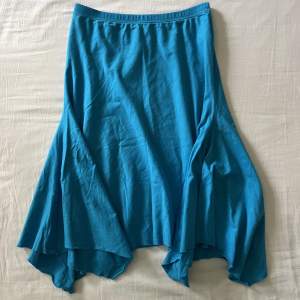 Supersöt blå kjol som är lite längre på sidorna. Begagnat skick, men inga fläckar eller hål! Storlek S men passar även XS🫶💕