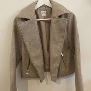 Kort kappa  - Säljer denna superfina kappan från zara. Kappan är väldigt lik den trendiga design by si kappan💕Perfekt nu till hösten⭐️Pris går att diskutera🫶🏻