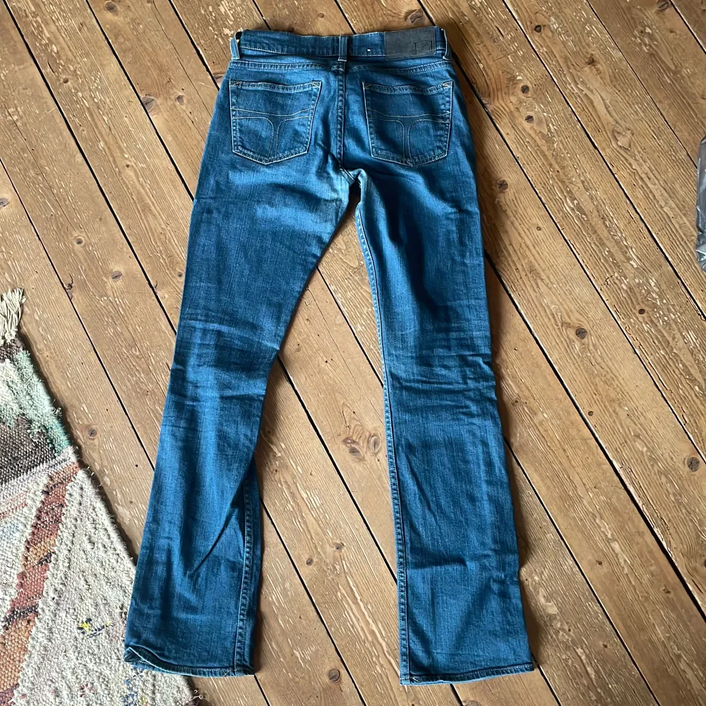 Jeans i bra skick. Mellanblå tvätt, low waist, bootcut. storlek 28/34. Jeans & Byxor.