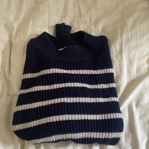 Stukad tröja  -  säljer min blåa vita randiga stickade tröja från H&M för jag kommer inte till användning den är i storlek 146 till 152 jag har storlek 158 till 164  och den passar mig!! 🥰 kontakta vid intresse..  de vita tenderns har blivit lite missfärgade ( grå ) 🥰