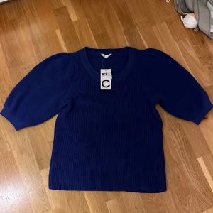 Mörkblå stickad kortärmad tröja - Kortärmad tröja köpt på cubus. Fortfarande lappen kvar! Originalpris: 199kr :)