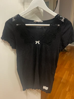 Odd Molly topp - Jättefin topp från Odd Molly med rosett och detaljer framtill. Använd 2 gånger. Nypris var 600kr.