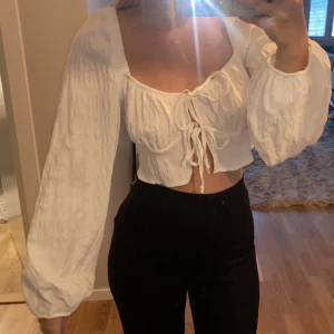 Blus från Ginatricot - En jättefin blus från GinaTricot som inte kommit till användning, därav också lappar kvar 🌸