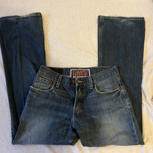 Levis jeans - Snygga vintage Levis jeans🤩 modellen är bootcut men själv tycker jag de sitter baggy💕
