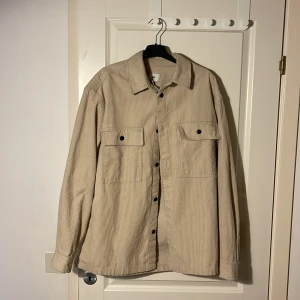 Coduroy overshirt  - En fin overshirt som knappt är använd och i väldigt bra skick.