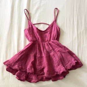 Rosa linne med öppen rygg - Supersött rosa linne som är öppen i ryggen. Begagnat skick men inga fläckar eller hål! Passar S🫶💕