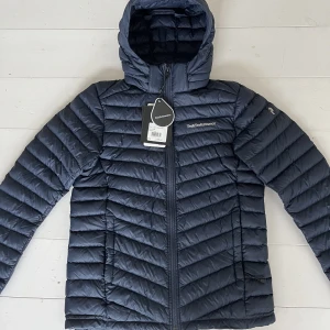 Peak performance jacka - Jättefin mörkblå peak performance jacka. Den är helt ny och oanvänd, prislappen finns kvar. Jackan köptes för 1799 kr och säljs för 700 kr. Hör av er vid frågor eller fler bilder. 