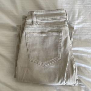 Säljer dessa snygga lågmidjade jeans i stl 32. ❤️Är från hm, men har slutat säljas. Säljer då dem börjar bli för små. 