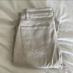 Säljer dessa snygga lågmidjade jeans i stl 32. ❤️Är från hm, men har slutat säljas. Säljer då dem börjar bli för små. 