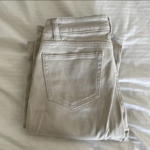 Beige jeans - Säljer dessa snygga lågmidjade jeans i stl 32. ❤️Är från hm, men har slutat säljas. Säljer då dem börjar bli för små. 