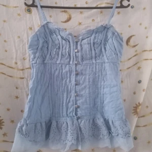Button Down Blouse - Säljer min ursöta blus som inte kommer till användning hos mig 🥺😭Storleken (40) är justerbar pga av snörningen på ryggen 🤌🏼skriv om ni har några frågor 💕🥰
