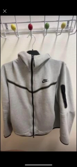 Nike tack fleece - Jag vill sälja den här tröjan eftersom den är för liten storlek den har inga fläckar o inga skador så den är perfekt priset kan diskuteras