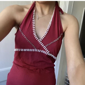 Coolt linne - Så snyggt halterneck linne med snygga pärldetaljer vid kanten, jättefin och öppen rygg, man knyter den vid nacken💞💞