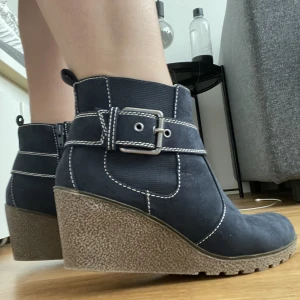 Kilklackar - Superfina navyblå kilklackar i mockaimitation, fodrade på insidan, perfekta till hösten. Använda vid enstaka tillfällen. Storlek 37