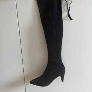 Overknee stövlar - Svarta overknee stövlar med klack 👢Använda 1 gång 👢Köpta på Din Sko 👢Stl 36