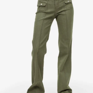 Hm jeans - Säljer dom här slutsålda jeansen från hm. Andvänt en gång💓små i storleken och passar mig som brukar ha 36/38