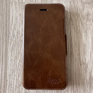  iPhone 8 Plus skal - Ideal of Sweden iPhone 8 Plus skal. Magnetiskt, så går att byta ut till andra magnetiska hårda skal. Som nytt.