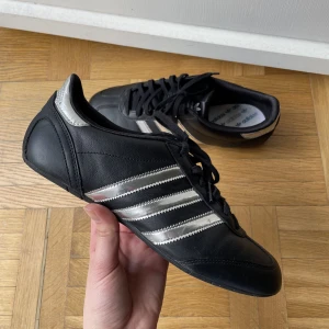 Adidas skor - FINNS KVAR OCH SÄNKT PRIS! Stört snygga  nästan helt nya adidas ulama W i black/metal/silver som jag endast säljer då de är på gränsen till för små för mig! Använda max 2 gånger och i storlek 40⭐️❤️köpta för 1029kr!