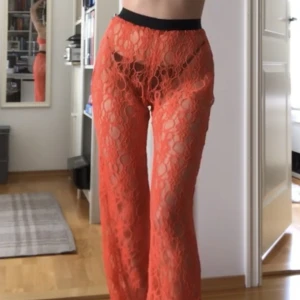 Snygga byxor  - Snygga genomskinliga byxor i orange färg 1,65 som referens 