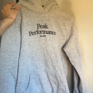 Peak performance tröja  - Den är i strl S. 
