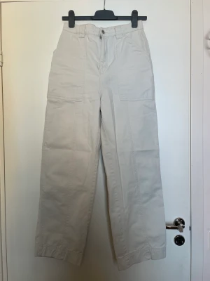 Krämvita Weekday jeans - Raka, breda Weekday jeans i storlek 36