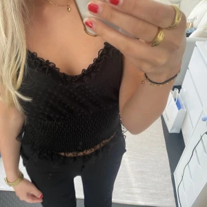Svart topp - Säljer min skit snygga svarta topp som passar perfekt nu till sommaren eller på fest🔥☺️