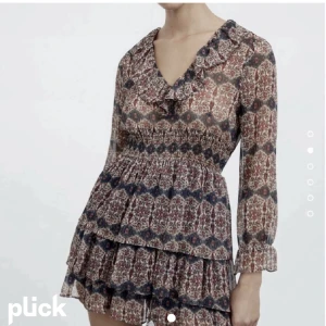 Zara klänning - Säljer då den inte kommer till användning. Använd 2 gånger så är som ny! 