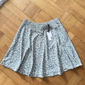En fin blommig kjol från lager 157 som aldrig kommit till användning. Köpte förra året 