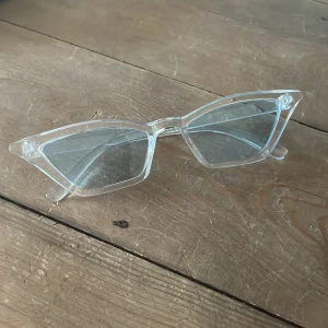 Solglasögon - Blå o genomskinliga solglasögon, perfekt nu för sommaren💕