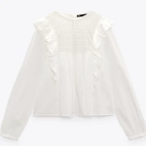 Zara blus  - Jätte fin blus från zara, använd väldigt fåtal gånger. Kommer ej till användning! Gör av er vid mer frågor 