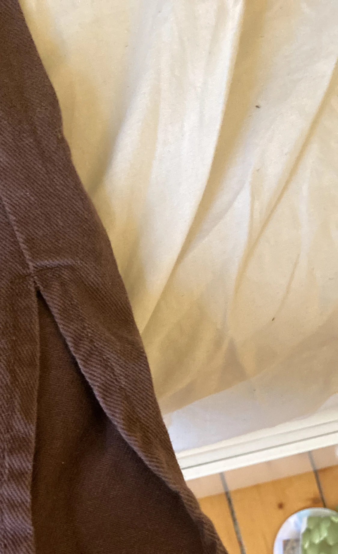 Bruna jeans med slitt  - 91