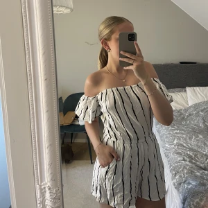 Playsuit - Jätte söt randig playsuit som är super söt till sommaren och till stranden! Väldigt skönt och tunt material när det är varmt 💕 är i storlek xs men skulle säga att den passar mellan xs och M 💕