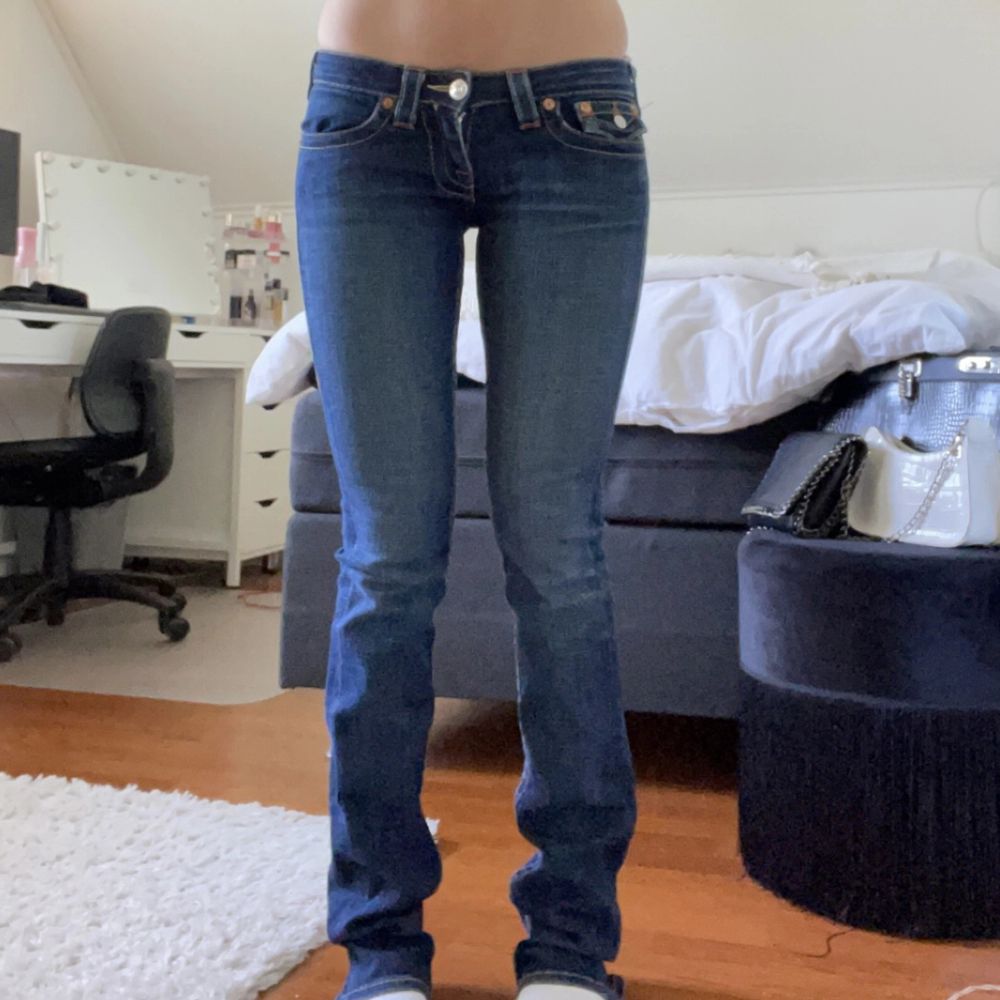 Säljer mina assnygga True Religion jeans då de är smått för långa för min smak.  ❤️ Jag är 165 som referens men innerbenslängden är 83, och midjemåttet 33,5. Den har en straight lågmidjad modell. Kontaka mig för fler mått/bilder. Köpare står för frakt! 🫶. Jeans & Byxor.