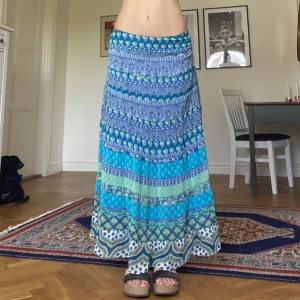 Unik bohokjol - Luftigt tyg, midja cirka 80-85 cm. Passar en S/M. Jag är 175 cm som referens.