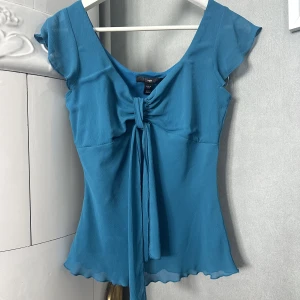 Topp - Säljer en jätte fin topp från Hm, gammal modell. Säljer den för att den är för liten för mig. Är i storlek 36