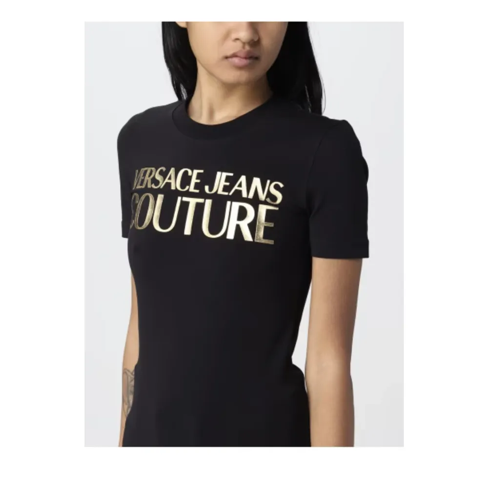 Säljer denna äkta T-shirt från versace då den inte kommer till användning längre. Den är i väldigt bra skick då jag endast använt den ett par gånger !!Nypris ligger på 1300 och jag säljer den för 400. . T-shirts.