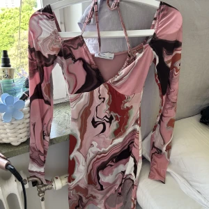 Rosa Festklänning🩷 - rosa klänning med marmor mönster super för en festkväll! 🥳 använt en gång på födelsedagsfest