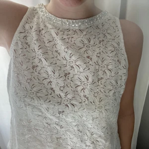 Vit Spets Topp strl S - Vit spets topp från BIKBOK, i strl S. Jätte fina detaljer med pärlor och stenar runt halsen och i den öppna ryggen! Frakt tillkommer 📦 vid frågor skriv gärna till mig💓