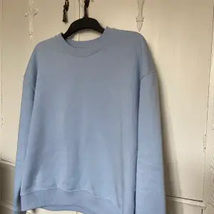 Blå sweatshirt i mjukt material. Relativt använd, finns mindre områden där noppror finns (se sista bilden) 💙