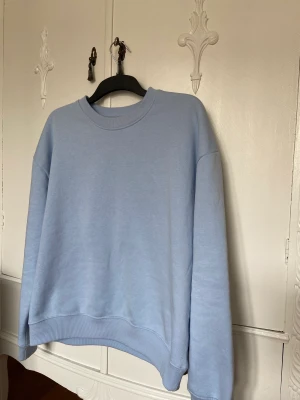 Blå sweatshirt - Blå sweatshirt i mjukt material. Relativt använd, finns mindre områden där noppror finns (se sista bilden) 💙