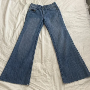 lågmidjade jeans - bootcut jeans med låg midja!  midja: 36 cm rakt över innerbenslängd: 73 cm