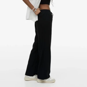 Linnebyxor - Svarta linnebyxor från hm, slutsålda på hemsidan. Helt nya med prislapp kvar!