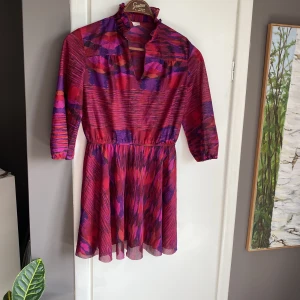 Tyllklänning - Jättefin multifärgade tunn tyllklänning Perfekt som cover up, fina färger - En gamal klänning så inget käns märke 