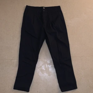 Svarta Chinos Lager 157 - Oanvända passar till kavaj eller en skön skjorta, stl L Pris kan diskuteras, möts upp i Sthlm  Köpare står för frakt 