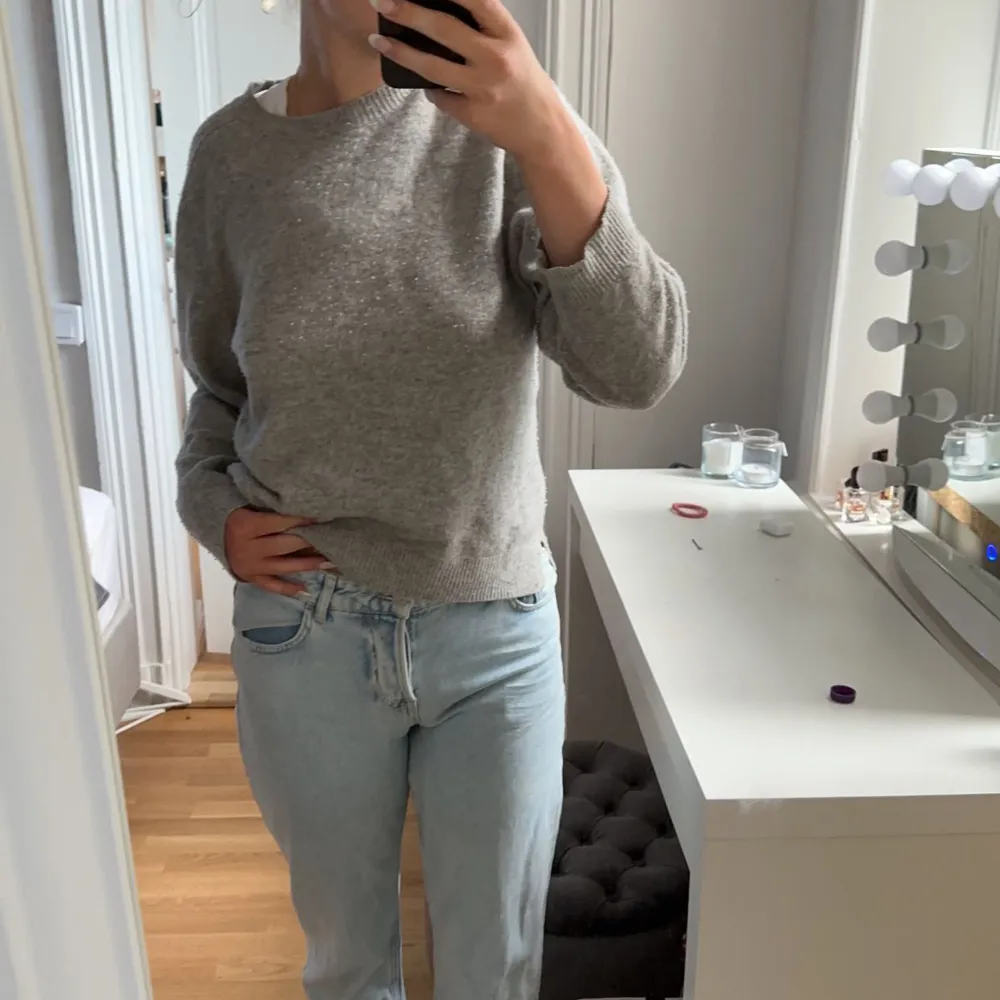 Säljer mina mid Rise jeans med slits från zara!. Jeans & Byxor.