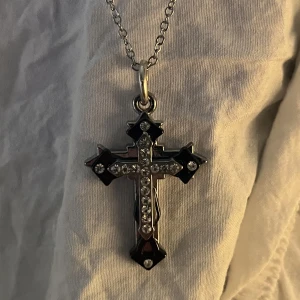 Kors Halsband  - Bra skick! Inte silver💓